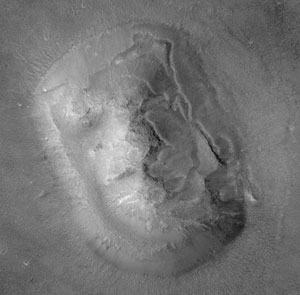 Фотоснимок 'марсианского сфинкса', сделанный аппаратом Mars Global Surveyor.