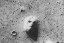 Фотоснимок 'марсианского сфинкса', сделанный орбитальным аппаратом Viking в 1976 году. Фото: NASA/JPL